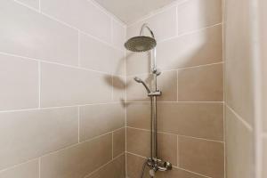 Les Jardins, T3 avec parking -2 voitures, 8min à pied de la gare في لونس: دش مع رأس دش في الحمام +20 صورة