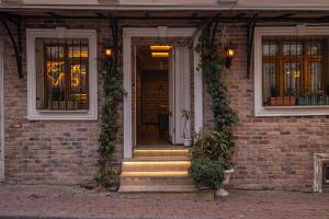 ein Backsteinhaus mit Treppen und Efeu darauf in der Unterkunft Family Istanbul Hotel in Istanbul