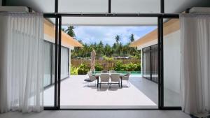 a dining room with a table and chairs at White Lotus Villa in Ko Phangan