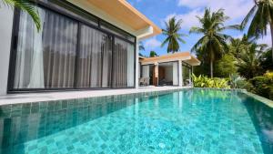 een zwembad voor een villa bij White Lotus Villa in Ban Madua Wan +6 foto's