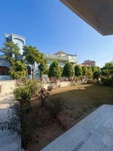 Zahrada ubytování Entire 4BHK Villa with a Colour Pop kids Room