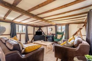 2 Bed in Shelsley Walsh oc-t30222 في Shelsley Walsh: غرفة معيشة مع كنب وطاولة