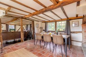 2 Bed in Shelsley Walsh oc-t30222 في Shelsley Walsh: غرفة طعام بها طاولة وكراسي