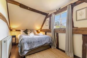 2 Bed in Shelsley Walsh oc-t30222 في Shelsley Walsh: غرفة نوم بها سرير ونافذة كبيرة