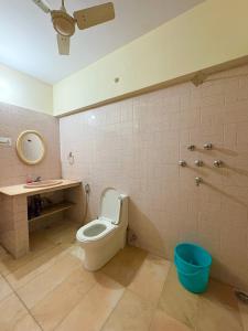 Koupelna v ubytování Entire 4BHK Villa with a Colour Pop kids Room + 24 fotografií