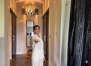 Las Galeras Village Ecolodge في لاس غاليراس: امرأة تقف في مدخل المنزل +32 صورة