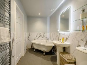 Koupelna v ubytování 2 Bed in Sanquhar 89403 + 10 fotografií