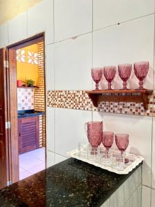 una cucina con bicchieri da vino su un bancone di Casa da Helô a Icapuí