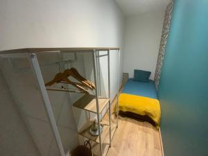 una persona saltando de una litera en una habitación en Chambre- Indépendant et Autonome, en Santilly