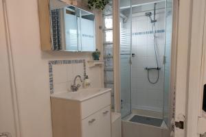 Koupelna v ubytování 2Bed House Sleeps 4 - Views Parking 3min to Town + 47 fotografií