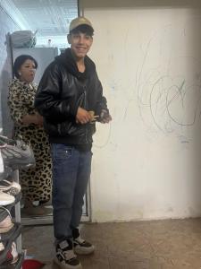 un uomo in piedi davanti a un muro che si ritira su di esso di Villa hemciu a Cluj-Napoca