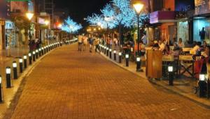 una strada di ciottoli in una città di notte di Village Coast a Villa María