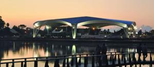 un edificio con tetto blu accanto a un corpo d'acqua di Village Coast a Villa María