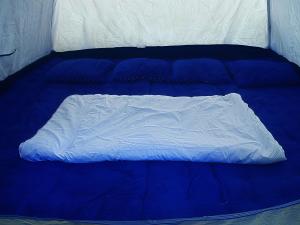 En eller flere senge i et værelse på youlien campsite