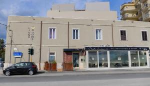 een zwarte auto geparkeerd voor een gebouw bij LIONS ROOMS Augusta in Augusta