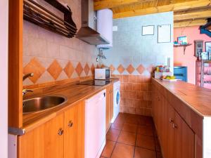 Tranquil Stay Near Luna River في Benllera: مطبخ مع حوض وكاونتر