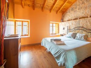 Tranquil Stay Near Luna River في Benllera: غرفة نوم بسرير وجدار حجري +32 صورة