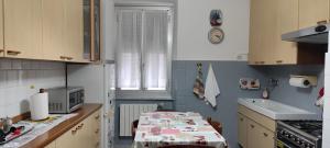 Кухня или мини-кухня в Ikea-metro 5 min Getaway Apartment
 +5 фотографий