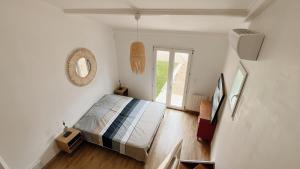 ラ・ロンド・レ・モールにあるVilla 8pers Air Conditioning Heated Poolのベッドと窓のある白い寝室 +52枚の写真