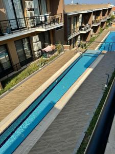 een uitzicht over een zwembad in een appartementencomplex bij Two Bedroom Kyrenia in Kyrenia