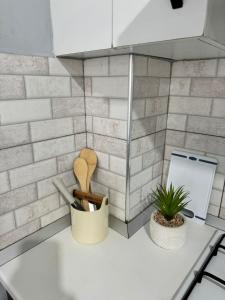 een aanrecht met een snijplank en een mes bij Two Bedroom Kyrenia in Kyrenia