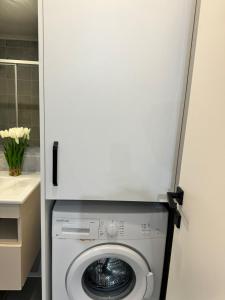 een witte wasmachine en droger in de badkamer bij Two Bedroom Kyrenia in Kyrenia