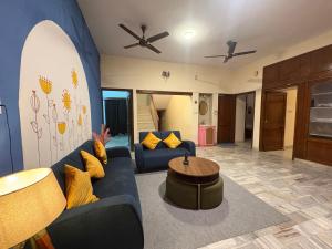 Posezení v ubytování Entire 4BHK Villa with a Colour Pop kids Room