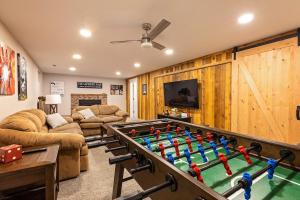 Et tv og/eller underholdning på 5BR Home By Downtown CDA-Nintendo-Foosball-Games