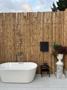 Ένα μπάνιο στο Lime Splash Private pool