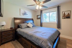 En eller flere senge i et værelse på 5BR Home By Downtown CDA-Nintendo-Foosball-Games