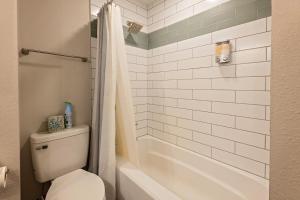 Et badeværelse på 5BR Home By Downtown CDA-Nintendo-Foosball-Games