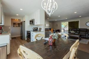 Køkken eller tekøkken på 5BR Home By Downtown CDA-Nintendo-Foosball-Games + 16 billeder