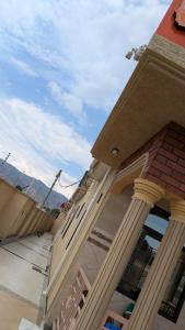 UyoleBeita Executive Lodge的建筑的侧面有柱子