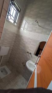 UyoleBeita Executive Lodge的带水槽和马桶的浴室 更多26张照片