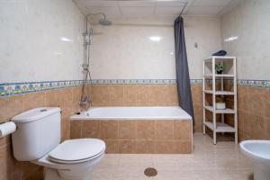Et badeværelse på Cómodo apartamento vacacional en Murcia, El Palmar + 39 billeder