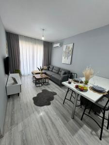 een woonkamer met een bank en een tafel bij Two Bedroom Kyrenia in Kyrenia