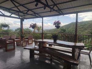 Nespecifikovaný výhled na hory nebo výhled na hory při pohledu z prázdninového domu