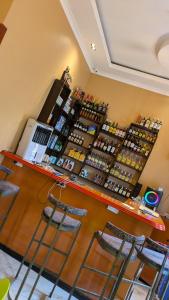 UyoleBeita Executive Lodge的一家商店，柜台前摆放着吧台凳。