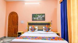 een slaapkamer met een groot bed met blauwe gordijnen bij Malti Guest House in Kullu Manali +6 foto's