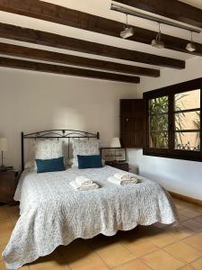 Ένα ή περισσότερα κρεβάτια σε δωμάτιο στο Casona Arquillo del Judío