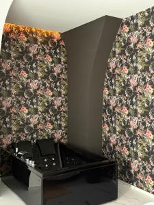 ein Zimmer mit einer Wand mit Blumentapete in der Unterkunft Kari Suite in Sammichele di Bari