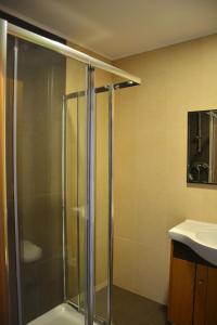 un baño con ducha y lavabo en Apartamento Miramar, en Armação de Pêra