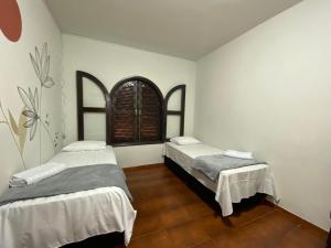 Dos camas en una habitación con ventana. en Pousada Dona Lidia Express, en Campo Mourão 13 fotos más