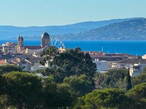 uitzicht op een stad met de oceaan op de achtergrond bij Panorama Majestic in Saint-Raphaël