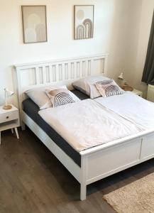 Postel nebo postele na pokoji v ubytování Sei hier Gast - Ferienwohnung Apartment Klosterhof Aschersleben