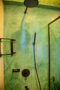 een douche in een badkamer met een groene muur bij Bahari View in Jambiani +13 foto's