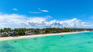 een luchtfoto van een strand met mensen in het water bij Bahari View in Jambiani