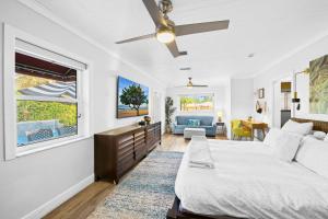 Ένα ή περισσότερα κρεβάτια σε δωμάτιο στο Palms Retreat! Giant Heated Pool-HotTub-FirePit-5Min2Beach-Pets-EV Chgr