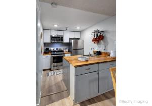 Η κουζίνα ή μικρή κουζίνα στο Thunderhead Lodge Condo 204 - Modern Heated Pool & Games
