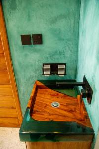 een badkamer met een houten wastafel in een kamer bij Bahari View in Jambiani